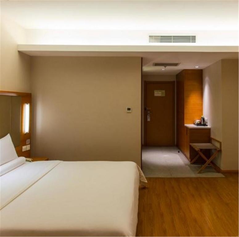 Ji Hotel Xianggang Middle Road Циндао Номер фото