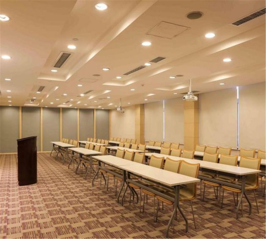 Ji Hotel Xianggang Middle Road Циндао Экстерьер фото