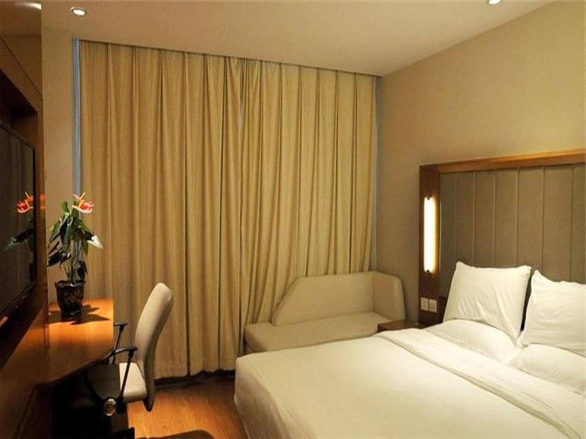 Ji Hotel Xianggang Middle Road Циндао Экстерьер фото